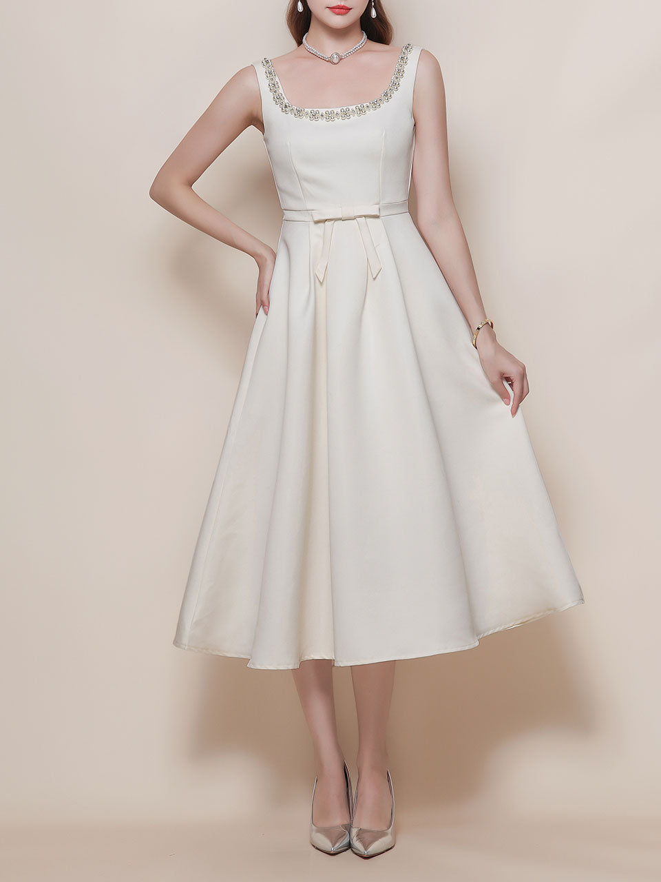 White Satin U Neck Sleeveless Classic 1950s Vintage Wedding Dress with Pearl Detailing, White / L