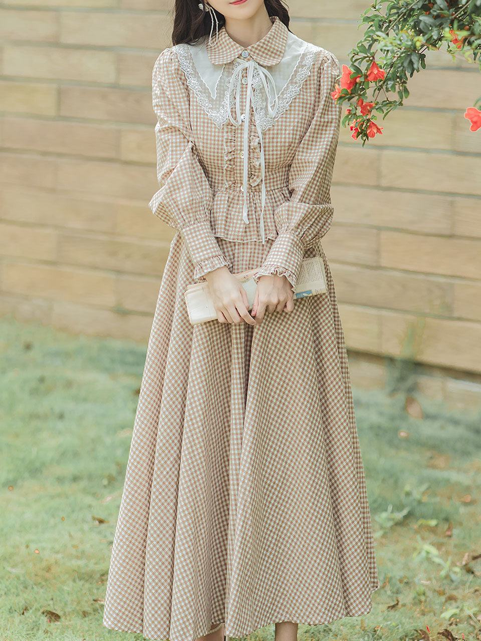 audrey hepburn long sleeve dress 5 Timeless Details from Audrey Hepburn's 1954 Wedding Dress to Inspire You One of my favorite actresses and style icons, Audrey Hepburn didn't just wear any dress, she wore a Pierre
