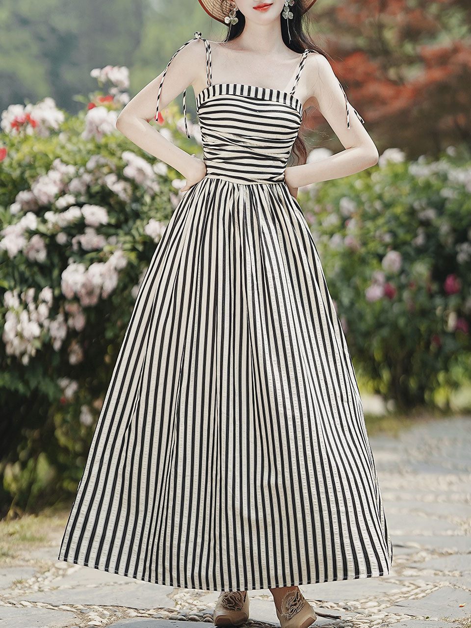1950S Vintage Audrey Hepburn's outfit in Roman Holiday White Puffed Sleeve Shirt And Swing Skirt Set, Black / XS