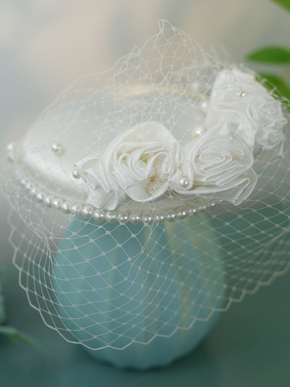 White Retro Handmade Flowers Satin Birdcage Veil Wedding Hat  display picture 2