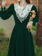 Load image into Gallery viewer, Emerald Green Flower Lace Velvet Long Sleeve Vintage Dress
