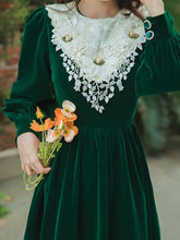 Load image into Gallery viewer, Emerald Green Flower Lace Velvet Long Sleeve Vintage Dress